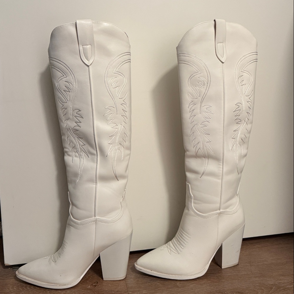 Elegant White Embroidered Women's Cowboy Boots